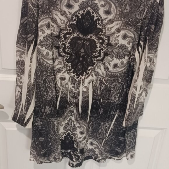 Unity World Wear Plus Size 3/4 length Bell Sleeve Black & White Paisley Top 2X - Picture 3 of 3